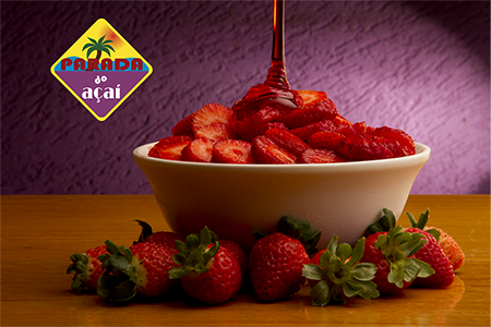 Parada do Açaí - Açaí com morango picado, cobertura de morango e granola