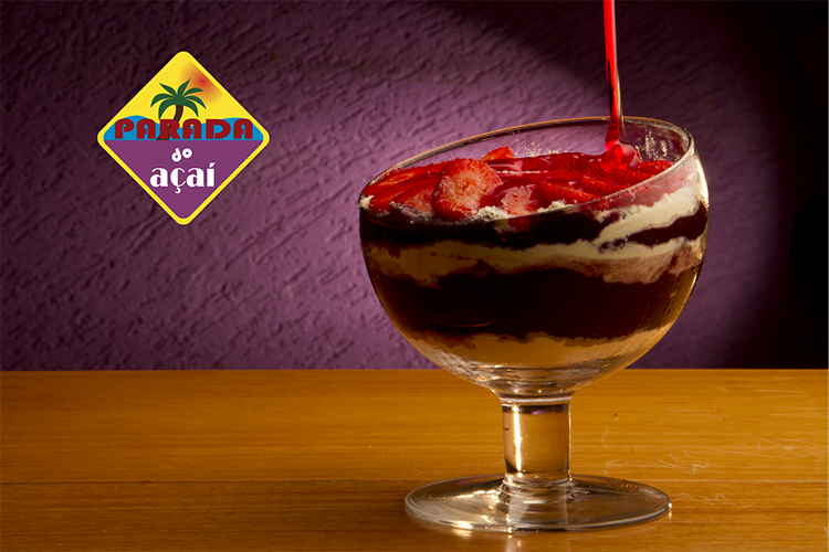 Parada do Açaí - Açaí com farinha lactea, morango, cobertura de morango e granola